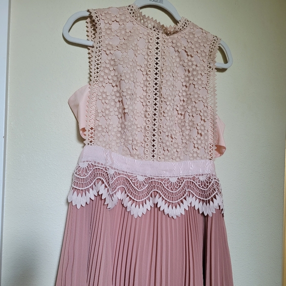 ASOS DESIGN contrast lace mini dress with peplum and pleated hem in pink - Picture 7 of 8